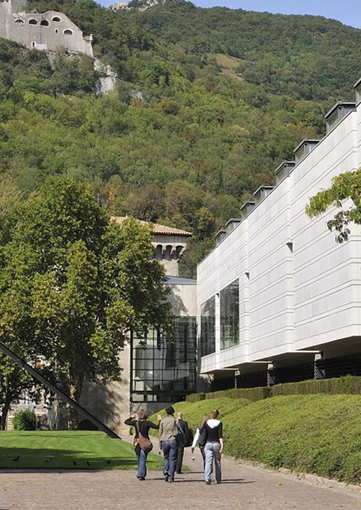 Visite tactile au Musée autour des Gardiennes