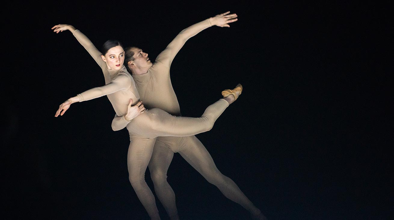 https://www.mc2grenoble.fr/wp-content/uploads/2022/06/PHOTO_BalletBC_Anna-Bekirova-and-Dex-van-ter-Meij-in-GARDEN©RaphaelTitsworth-Morin_2_spectacle_spectacle.jpg