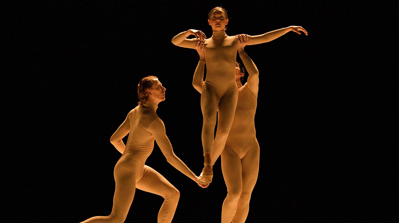 https://www.mc2grenoble.fr/wp-content/uploads/2022/06/PHOTO_BalletBC_Dancers-Zenon-Zubyk-Rae-Srivastava-Sarah-Pippin_Garden_03112021_Dress_105©Michael-Slobodian_BROCHURE_spectacle_spectacle.jpg