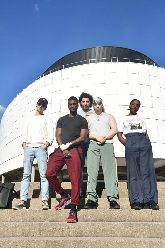 La troupe des Éclaireurs coordonnée par Elsa Imbert: Said Ghanem, Brahim Khoutari, Romain Fauroux, Benicia Makengele et Frederico Semedo