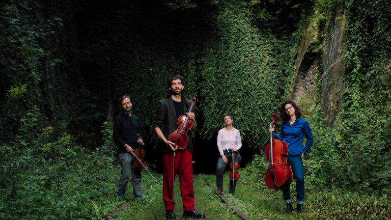 Chanter, marcher, écouter : suivez la Balade à Béla !