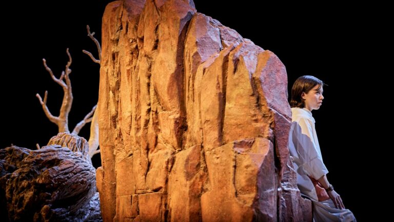 Visite tactile du décor de La Distance