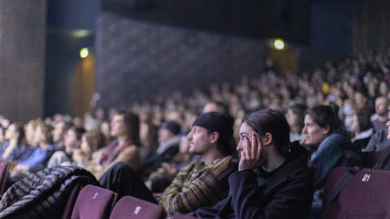 Transition écologique : la MC2 innove en supprimant les feuilles de salle